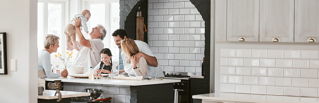Cuisine, conversation et enfants avec leurs parents et grands-parents autour d'un repas dans la maison familiale